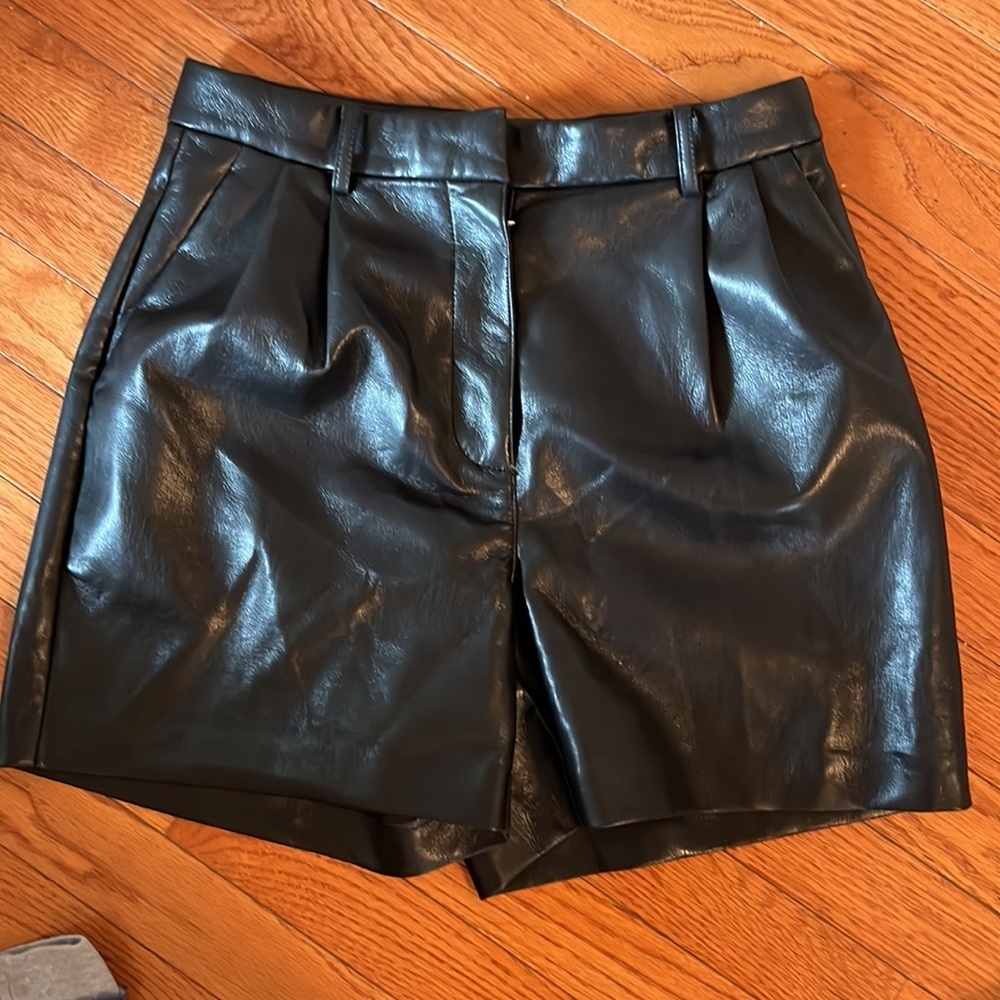 Aritzia Wilfred Limreck faux Leather Shorts 5"